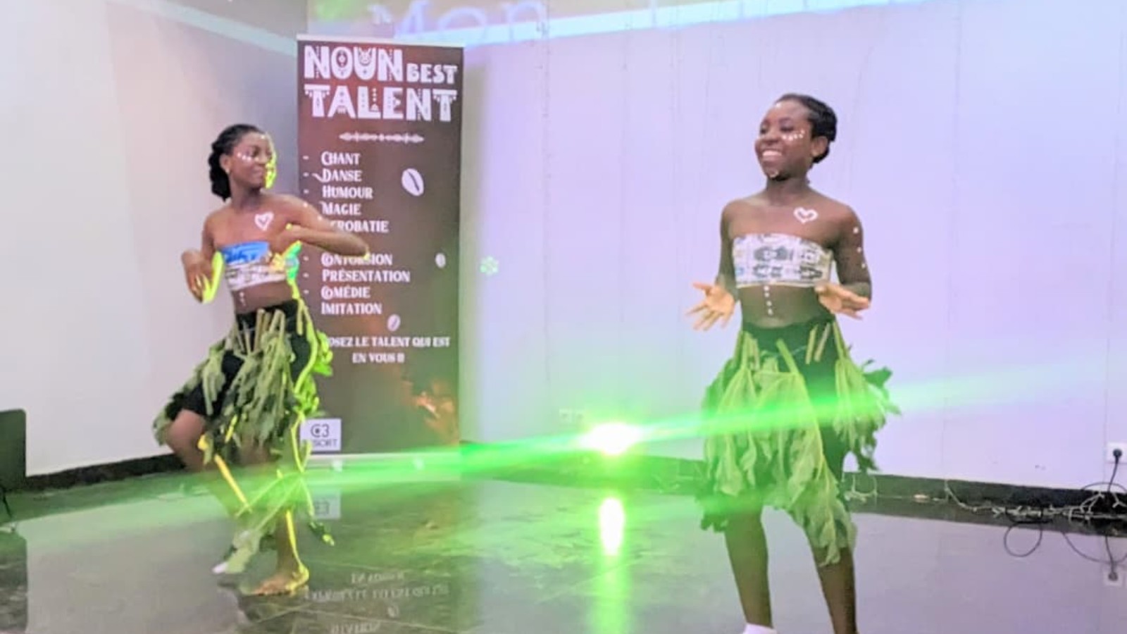 Groupe de jeunes danseuses sur la scène du Noun Best Talent